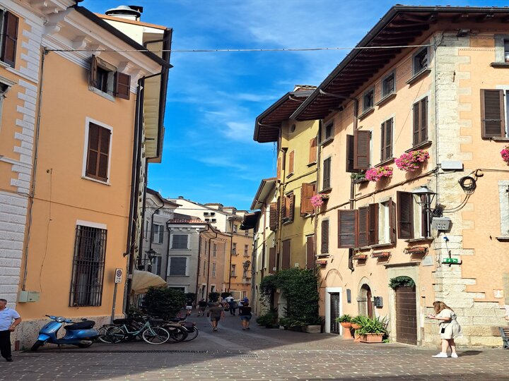 Buitenhof Reizen - Rustig aan- Gardameer - begeleide groepsreizen voor mensen met een verstandelijke beperking - leuk straatje in stadje Buitenhof Reizen - Rustig aan- Gardameer - begeleide groepsreizen voor mensen met een verstandelijke beperking - leuk straatje in stadje