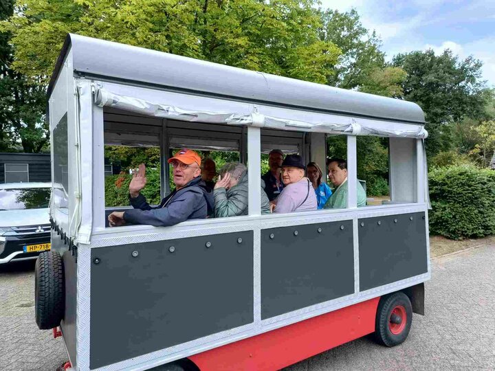 Buitenhof Reizen - Rustig aan - Brabants De Moer - begeleide groepsreizen voor mensen met een verstandelijke beperking - Reizigers in treintje Buitenhof Reizen - Rustig aan - Brabants De Moer - begeleide groepsreizen voor mensen met een verstandelijke beperking - Reizigers in treintje