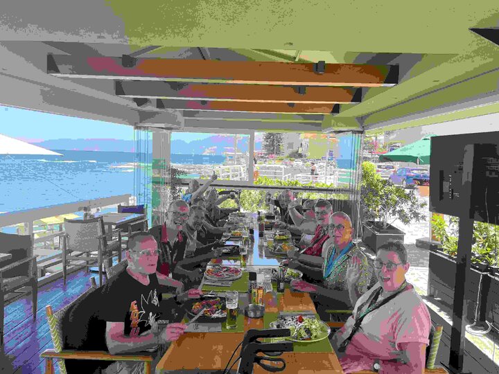 Buitenhof Reizen - Rustig aan - Kreta - begeleide groepsreizen voor mensen met een vertsandelijke beperking - reizigers in een restaurant