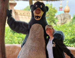 Buitenhof Reizen voor mensen met een verstandelijke beperking - Jongeren - Magisch Disneyland - Balou met reiziger Buitenhof Reizen voor mensen met een verstandelijke beperking - Jongeren - Magisch Disneyland - Balou met reiziger