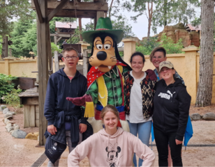 Buitenhof Reizen voor mensen met een verstandelijke beperking - Jongeren - Magisch Disneyland - groepsfoto met Goofy Buitenhof Reizen voor mensen met een verstandelijke beperking - Jongeren - Magisch Disneyland - groepsfoto met Goofy