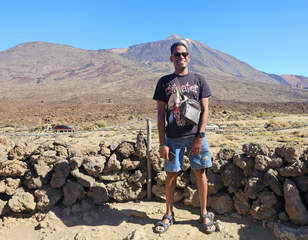 Buitenhof Reizen - Oud en Nieuw op Tenerife - begeleide groepsreizen voor mensen met een verstandelijke beperking - mannelijke reiziger bij berg