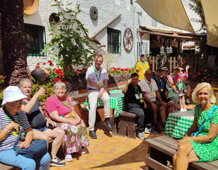 Buitenhof Reizen - Oud en Nieuw op Tenerife - begeleide groepsreizen voor mensen met een verstandelijke beperking - groep op terras