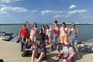 Buitenhof Reizen - Belgische kust - Begeleide vakanties voor mensen met een beperking - Groepsfoto op het strand Buitenhof Reizen - Belgische kust - Begeleide vakanties voor mensen met een beperking - Groepsfoto op het strand
