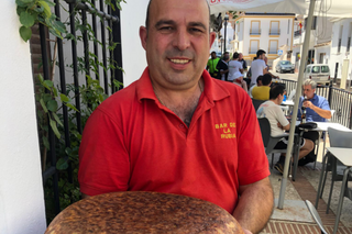 Buitenhof Reizen - Torremolinos - begeleide vakanties voor mensen met een beperking - Ober met eten Buitenhof Reizen - Torremolinos - begeleide vakanties voor mensen met een beperking - Ober met eten