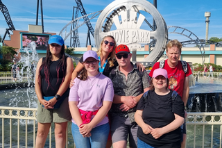 Buitenhof Reizen - Moviepark & Phantasialand - begeleide vakanties voor mensen met een beperking - Groepsfoto Moviepark Buitenhof Reizen - Moviepark & Phantasialand - begeleide vakanties voor mensen met een beperking - Groepsfoto Moviepark