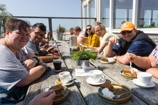 Buitenhof Reizen - Zomers Zeeland - begeleide vakanties voor mensen met een beperking - Taartje eten