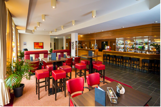 Buitenhof Reizen - Moviepark & Phantasialand - begeleide vakanties voor mensen met een beperking - HK Hotel Dusseldorf City bar Buitenhof Reizen - Moviepark & Phantasialand - begeleide vakanties voor mensen met een beperking - HK Hotel Dusseldorf City bar