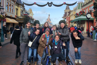 Buitenhof Reizen - Disneyland winter - begeleide groepsreizen met een verstandelijke beperking - groepsfoto Buitenhof Reizen - Disneyland winter - begeleide groepsreizen met een verstandelijke beperking - groepsfoto