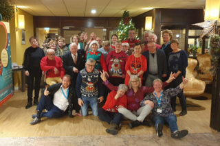 Buitenhof Reizen - Oud & Nieuw Valkenburg - begeleide groepsreizen met een verstandelijke beperking - Groepsfoto binnen Buitenhof Reizen - Oud & Nieuw Valkenburg - begeleide groepsreizen met een verstandelijke beperking - Groepsfoto binnen