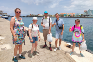 Buitenhof Reizen - Curaçao - begeleide groepsreizen met een verstandelijke beperking - reizigers bij pier Buitenhof Reizen - Curaçao - begeleide groepsreizen met een verstandelijke beperking - reizigers bij pier