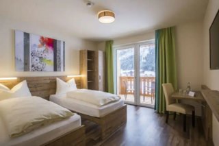 Buitenhof Reizen - Begeleide groepsreizen voor mensen met een verstandelijke beperking - Wintersport Dachstein - Cooee alpin Dachtstein hotel slaapkamer Buitenhof Reizen - Begeleide groepsreizen voor mensen met een verstandelijke beperking - Wintersport Dachstein - Cooee alpin Dachtstein hotel slaapkamer