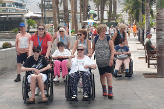 Buitenhof Reizen voor mensen met een verstandelijke beperking - Zorg - Stranden van Tenerife - groepsfoto op een boulevard