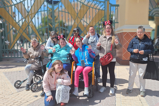 Buitenhof Reizen voor mensen met een verstandelijke beperking - Rustig Aan - Magisch Disneyland RA - Groepsfoto voor Walt Disney Studio's Buitenhof Reizen voor mensen met een verstandelijke beperking - Rustig Aan - Magisch Disneyland RA - Groepsfoto voor Walt Disney Studio's