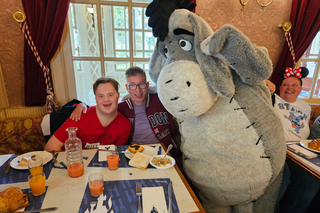 Buitenhof Reizen voor mensen met een verstandelijke beperking - Rustig Aan - Magisch Disneyland - Reizigers tijdens de lunch me Eyeoor Buitenhof Reizen voor mensen met een verstandelijke beperking - Rustig Aan - Magisch Disneyland - Reizigers tijdens de lunch me Eyeoor