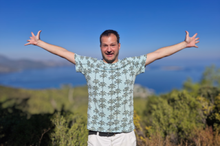 Buitenhof Reizen voor mensen met een verstandelijke beperking - Jongeren - Bodrum - reiziger met twee handen in de lucht Buitenhof Reizen voor mensen met een verstandelijke beperking - Jongeren - Bodrum - reiziger met twee handen in de lucht