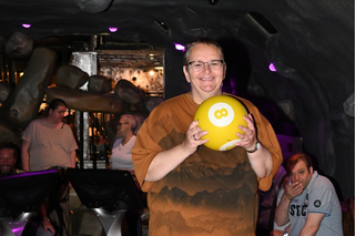 Buitenhof Reizen voor mensen met een verstandelijke beperking - Jongeren - Feest in Almelo - reiziger met bowlingbal Buitenhof Reizen voor mensen met een verstandelijke beperking - Jongeren - Feest in Almelo - reiziger met bowlingbal