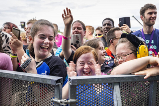 Buitenhof Reizen voor mensen met een verstandelijke beperking - Ondernemend - Funpop Grote Bus - lachende klappende reizigers in publiek Buitenhof Reizen voor mensen met een verstandelijke beperking - Ondernemend - Funpop Grote Bus - lachende klappende reizigers in publiek