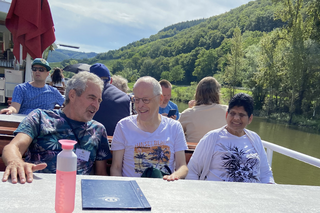 Buitenhof Reizen voor mensen met een verstandelijke beperking - Ondernemend - Cochem - Reizigers op dek van rondvaartboot Buitenhof Reizen voor mensen met een verstandelijke beperking - Ondernemend - Cochem - Reizigers op dek van rondvaartboot