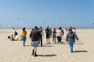 52.2 Buitenhof Reizen - Ondernemend - Ouddorp - Zuid Limburg - begeleide groepsreizen voor mensen met een verstandelijke beperking - reizigers op het strand met veel vliegers 52.2 Buitenhof Reizen - Ondernemend - Ouddorp - Zuid Limburg - begeleide groepsreizen voor mensen met een verstandelijke beperking - reizigers op het strand met veel vliegers