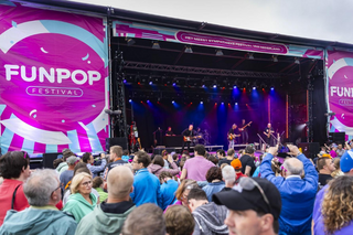 Buitenhof Reizen voor mensen met een verstandelijke beperking - Ondernemend - Funpop Grote Bus - podium met publiek Buitenhof Reizen voor mensen met een verstandelijke beperking - Ondernemend - Funpop Grote Bus - podium met publiek