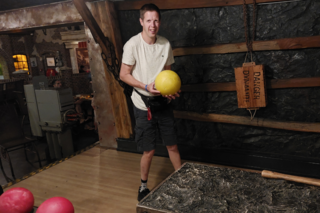 Buitenhof Reizen voor mensen met een verstandelijke beperking - Ondernemend - Plezier in Preston Palace - Reiziger op bowlingbaan Buitenhof Reizen voor mensen met een verstandelijke beperking - Ondernemend - Plezier in Preston Palace - Reiziger op bowlingbaan