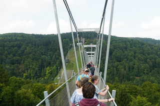 Buitenhof Reizen voor mensen met een verstandelijke beperking - Ondernemend - Het Duitse Winterberg - Groep loopt op de hoge hangbrug Buitenhof Reizen voor mensen met een verstandelijke beperking - Ondernemend - Het Duitse Winterberg - Groep loopt op de hoge hangbrug