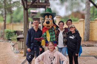 Buitenhof Reizen voor mensen met een verstandelijke beperking - Jongeren - Magische Disneyland - reizigersmet Goofy op de foto Buitenhof Reizen voor mensen met een verstandelijke beperking - Jongeren - Magische Disneyland - reizigersmet Goofy op de foto