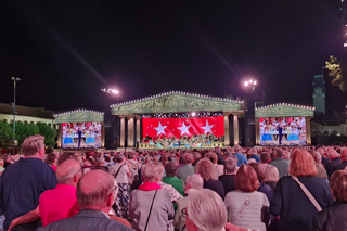 Buitenhof Reizen - Ondernemend - Muzikaal Maastricht met André Rieu- Zuid Limburg - begeleide groepsreizen voor mensen met een verstandelijke beperking - publiek met podium Buitenhof Reizen - Ondernemend - Muzikaal Maastricht met André Rieu- Zuid Limburg - begeleide groepsreizen voor mensen met een verstandelijke beperking - publiek met podium