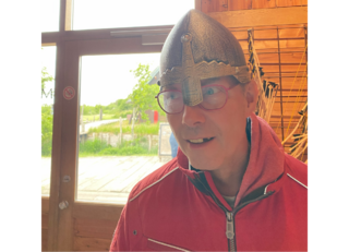 Buitenhof Reizen voor mensen met een verstandelijke beperking - Jongeren - Legoland en Vikingen - reiziger met viking helm op Buitenhof Reizen voor mensen met een verstandelijke beperking - Jongeren - Legoland en Vikingen - reiziger met viking helm op