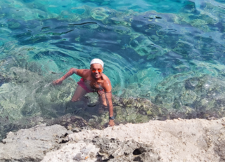 Buitenhof Reizen voor mensen met een verstandelijke beperking - Jongeren - Zonnig Zakynthos - reiziger in het helder blauwe water Buitenhof Reizen voor mensen met een verstandelijke beperking - Jongeren - Zonnig Zakynthos - reiziger in het helder blauwe water