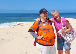 Buitenhof Reizen voor mensen met een verstandelijke beperking - Jongeren - Atlantische kust - reizigers op het strand met blauwe zee op de achtergrond Buitenhof Reizen voor mensen met een verstandelijke beperking - Jongeren - Atlantische kust - reizigers op het strand met blauwe zee op de achtergrond