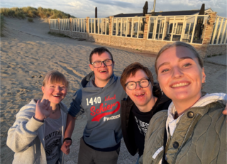 Buitenhof Reizen voor mensen met een verstandelijke beperking - Jongeren - Wadlopen op Texel - Reizigers op het strand Buitenhof Reizen voor mensen met een verstandelijke beperking - Jongeren - Wadlopen op Texel - Reizigers op het strand