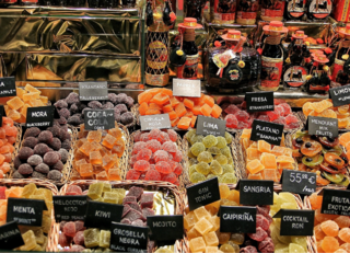 Buitenhof Reizen voor mensen met een verstandelijke beperking - Jongeren - Viva Barcelona - Marktkraam met verschillende snoepjes