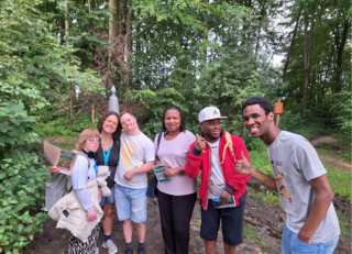 Buitenhof Reizen voor mensen met een verstandelijke beperking - Jongeren - Valkenburg Cauberg - groepje blije reizigers bij drielandenpunt Buitenhof Reizen voor mensen met een verstandelijke beperking - Jongeren - Valkenburg Cauberg - groepje blije reizigers bij drielandenpunt