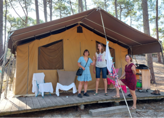 Buitenhof Reizen voor mensen met een verstandelijke beperking - Jongeren - Atlantische kust - blije reizigers voor de tent Buitenhof Reizen voor mensen met een verstandelijke beperking - Jongeren - Atlantische kust - blije reizigers voor de tent