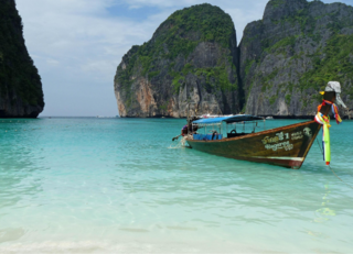 Buitenhof Reizen voor mensen met een verstandelijke beperking - Jongeren - Stranden en jungle van Thailand - Boot in het water Buitenhof Reizen voor mensen met een verstandelijke beperking - Jongeren - Stranden en jungle van Thailand - Boot in het water
