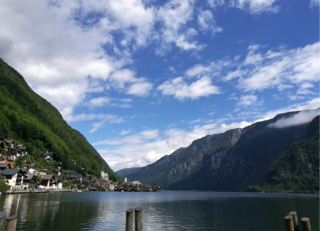 Buitenhof Reizen voor mensen met een verstandelijke beperking - Avontuurlijk - Avontuur in Oostenrijk - meer met links een dorpje Buitenhof Reizen voor mensen met een verstandelijke beperking - Avontuurlijk - Avontuur in Oostenrijk - meer met links een dorpje