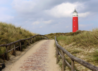 Buitenhof Reizen voor mensen met een verstandelijke beperking - Avontuurlijk - Wadlopen op Texel - strand met vuurtoren Buitenhof Reizen voor mensen met een verstandelijke beperking - Avontuurlijk - Wadlopen op Texel - strand met vuurtoren