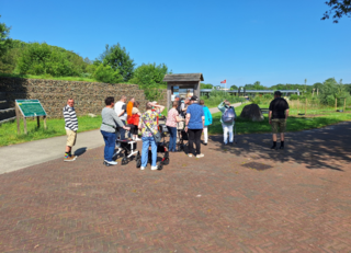Buitenhof Reizen voor mensen met een verstandelijke beperking - Rustig Aan - De bossen van Steenwijk - groep reizigers aan de wandel Buitenhof Reizen voor mensen met een verstandelijke beperking - Rustig Aan - De bossen van Steenwijk - groep reizigers aan de wandel