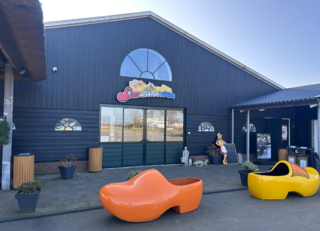 Buitenhof Reizen voor mensen met een verstandelijke beperking - Rustig Aan - Volendam - Voorkant Simonehoeve Buitenhof Reizen voor mensen met een verstandelijke beperking - Rustig Aan - Volendam - Voorkant Simonehoeve