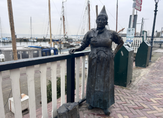 Buitenhof Reizen voor mensen met een verstandelijke beperking - Rustig Aan - Volendam - Standbeeldvrouw op boulevard Volendam Buitenhof Reizen voor mensen met een verstandelijke beperking - Rustig Aan - Volendam - Standbeeldvrouw op boulevard Volendam