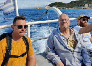 Buitenhof Reizen voor mensen met een verstandelijke beperking - Rustig Aan - Groen en natuur op Corfu - reizigers op een boot Buitenhof Reizen voor mensen met een verstandelijke beperking - Rustig Aan - Groen en natuur op Corfu - reizigers op een boot