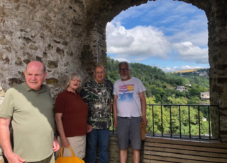 Buitenhof Reizen voor mensen met een verstandelijke beperking - Rustig Aan - Neuerburg in de Eifel - Reizigers in een ruïne Buitenhof Reizen voor mensen met een verstandelijke beperking - Rustig Aan - Neuerburg in de Eifel - Reizigers in een ruïne