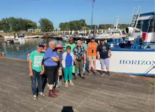 Buitenhof Reizen voor mensen met een verstandelijke beperking - Ondernemend - Bloemencruise - Groep staat bij de boot Buitenhof Reizen voor mensen met een verstandelijke beperking - Ondernemend - Bloemencruise - Groep staat bij de boot
