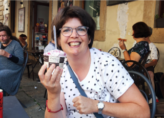 Buitenhof Reizen voor mensen met een verstandelijke beperking - Ondernemend - Inspirerend Toscane en Florence - Reiziger met een ijsje Buitenhof Reizen voor mensen met een verstandelijke beperking - Ondernemend - Inspirerend Toscane en Florence - Reiziger met een ijsje