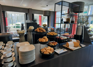 Buitenhof Reizen voor mensen met een verstandelijke beperking - Parc Spelderholt - ontbijtbuffet Buitenhof Reizen voor mensen met een verstandelijke beperking - Parc Spelderholt - ontbijtbuffet