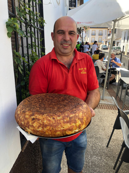 Buitenhof Reizen voor mensen met een verstandelijke beperking - Ondernemend - Fuengirola - Man met aardappel pannekoeken Buitenhof Reizen voor mensen met een verstandelijke beperking - Ondernemend - Fuengirola - Man met aardappel pannekoeken