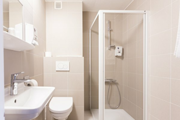 Buitenhof Reizen begeleide vakanties voor mensen met een verstandelijke beperking - © Hotel Schaepkens van St. Fijt - Voorbeeld badkamer Buitenhof Reizen begeleide vakanties voor mensen met een verstandelijke beperking - © Hotel Schaepkens van St. Fijt - Voorbeeld badkamer