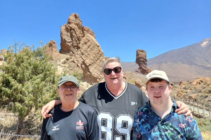 Buitenhof Reizen - Tenerife - begeleide vakanties voor mensen met een beperking - Reizigers bij gebergte